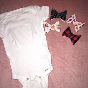 Onesie with snap-on bow ties